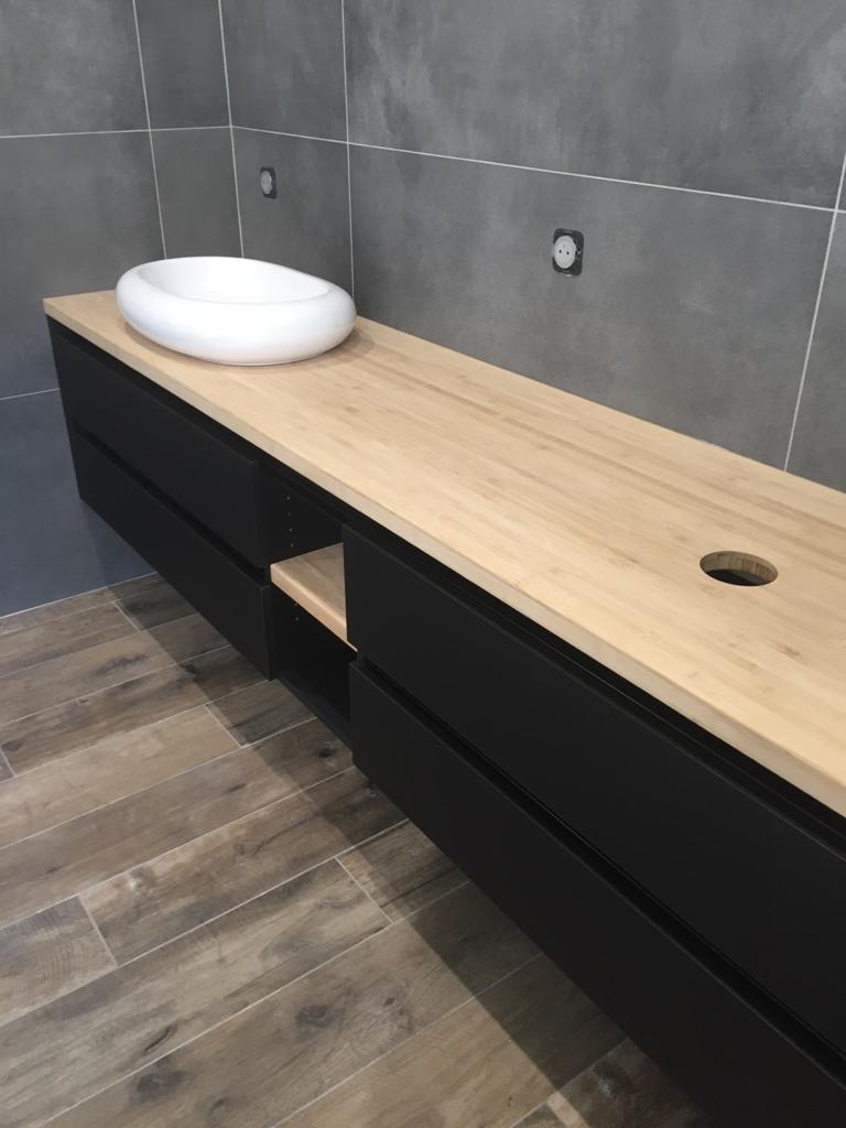 Salle de bain bambou et fenix noir réalisée sur-mesure